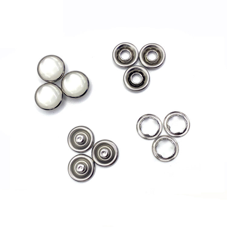Brass Pearl Cap Snap Ring Button – ປອດໄພ, ທົນທານ ແລະ ປອດໄພຕໍ່ຜິວໜັງສຳລັບເຄື່ອງແຕ່ງກາຍ ແລະ ອຸປະກອນເສີມ.